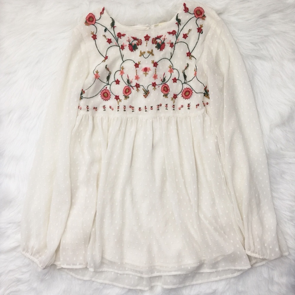 Flowy boho top with embroidered flowers 🌺🌸